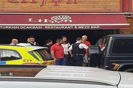حمله سارقان چاقو به دست به خودرو بازیکن معروف فوتبال+فیلم