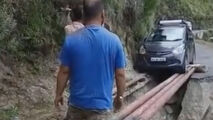 عبور خطرناک خودرو از دره 