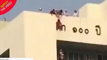 لحظه وحشتناک آویزان شدن کودک از سقف بیمارستان!