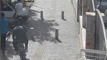 لحظه قاپیدن گوشی از دست عابر پیاده