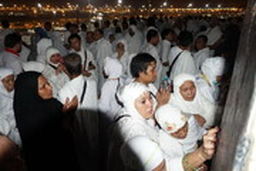 وقوف زائران خانه خدا در سرزمین عرفات