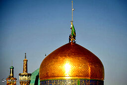 مراسم تعویض پرچم گنبد حرم مطهر رضوی
