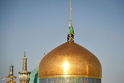 مراسم تعویض پرچم گنبد حرم مطهر رضوی