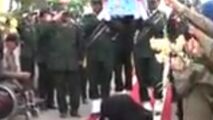 سجده شکر همسر شهید در مقابل تابوت پیکر همسرش