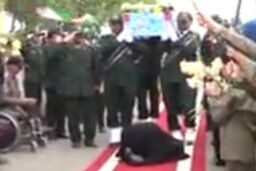 سجده شکر همسر شهید در مقابل تابوت پیکر همسرش