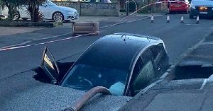 بلعیده شدن خودرو در گودال خیابان!