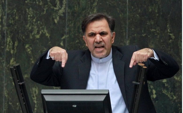 انتقاد شدید یک شهروند از رئیس جمهور در مقابل وزیر راه