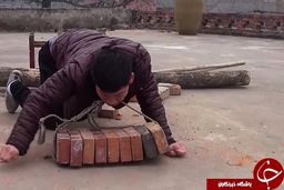 جوان فلجی که با کشیدن آجر به دندان نان درمی آورد