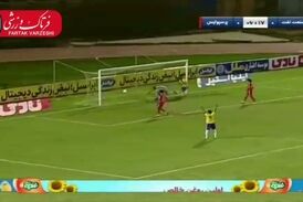  گل اول صنعت نفت به پرسپولیس با گل به خودی عجیب حامد لک 