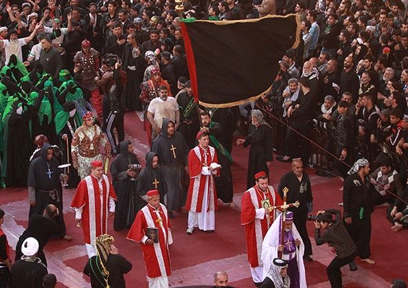 اظهار ارادت و بوسیدن خاک آستان امام حسین(ع) توسط روحانیون مسیحی!