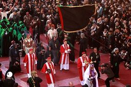 اظهار ارادت و بوسیدن خاک آستان امام حسین(ع) توسط روحانیون مسیحی!