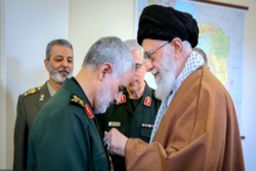 ادای احترام سردار سلیمانی مقابل رهبر انقلاب هنگام دریافت نشان