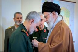 ادای احترام سردار سلیمانی مقابل رهبر انقلاب هنگام دریافت نشان