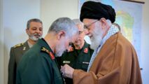 ادای احترام سردار سلیمانی مقابل رهبر انقلاب هنگام دریافت نشان