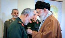 ادای احترام سردار سلیمانی مقابل رهبر انقلاب هنگام دریافت نشان