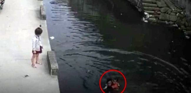 عکس العمل قهرمانانه پیک موتوری در نجات دختر خردسال