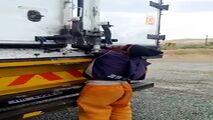 گیر کردن عجیب دست پسر نوجوان لای در کامیون + فیلم 