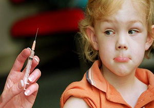 ترفند جالب یک پزشک هنگام زدن آمپول به خردسالان