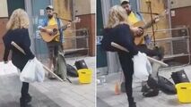 حمله ناگهانی زن عصبانی به نوازنده خیابانی!