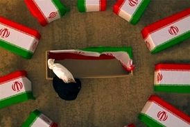 اولین دیدار پدر و مادر شهیدعبداللهی پس از ۳۷ سال با پیکر فرزندشان