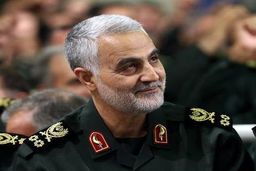 ابراز محبت مادر شهید به سردار سلیمانی در کنگره شهدای کرمان