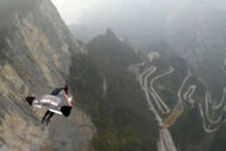  پرواز با سرعت ۳۸۵ کیلومتر، فقط با یک لباس بالدار!