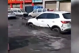 
شکسته شدن یک سد در چین، شهری را به هم ریخت + فیلم
