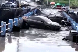 آوار سیلی وحشتناک بر سر چینی‌ها