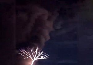 خلق تصاویری منحصر به فرد از وقوع همزمان صاعقه و فوران آتشفشان