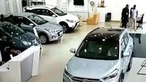 عاقبت آزمایش خودرو در نمایشگاه توسط دختر جوان