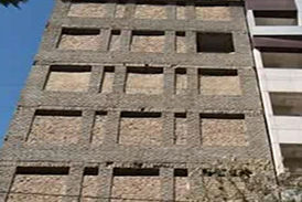 آجرچینی پنجره‌های یک خانه نیمه کاره برای احتکار کالا در مشهد