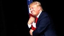آغوش عاشقانه ترامپ برای پرچم آمریکا!