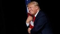 آغوش عاشقانه ترامپ برای پرچم آمریکا!