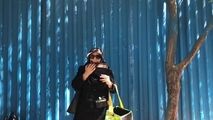  فلوت نوازی یک زن در راسته بازار تهران