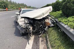 وسوسه رانندگی با ماشین گرانقیمت کار دست مرد جوان داد!