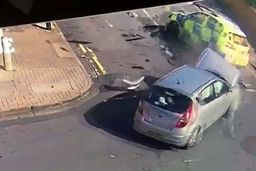لحظه تصادف شدید خودروی پلیس با چند خودرو!