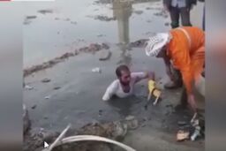 فداکاری کارگر وظیفه‌شناس خوزستانی برای باز کردن فاضلاب
