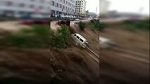 لحظه غرق شدن خودروها در سیل چین 