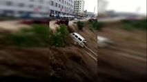 لحظه غرق شدن خودروها در سیل چین 