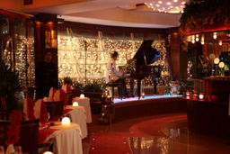 اجرای عجیب موزیک زنده در یکی از رستوران‌های تهران