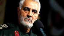 گردشگر فرانسوی که روی سینه‌اش تصویر حاج قاسم را نصب کرده 