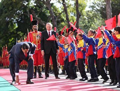 اقدام جالب مادورو در مراسم استقبال از اردوغان