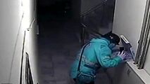 اقدام غیراخلاقی راننده پیک در درب خانه مشتری!