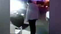 نماز خواندن دستفروش کنار بساطش