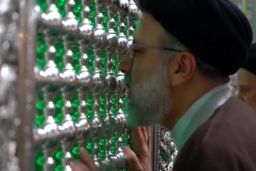 لحظاتی از وداع حجت‌الاسلام رئیسی با مضجع نورانی امام رضا(ع)