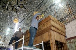 مراحل دیدنی از نصب نیم‌ضریح‌های خیمه‌گاه حسینی(ع) در کربلا