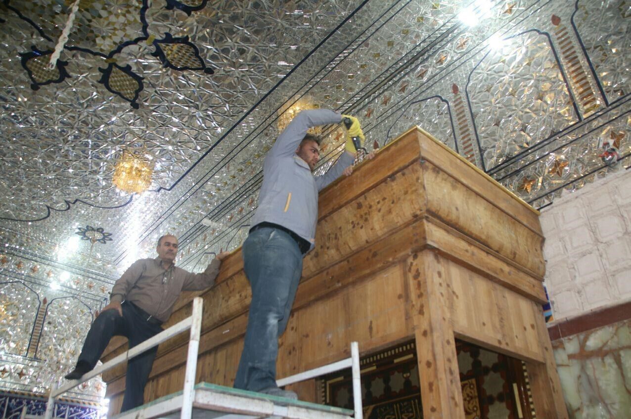 مراحل دیدنی از نصب نیم‌ضریح‌های خیمه‌گاه حسینی(ع) در کربلا