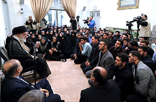 اهدای مدال زهرا کریمی به عموی شهیدش!