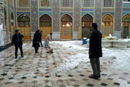 همیاری مردم به خادمان حضرت رضا (ع) در برف روبی حرم رضوی