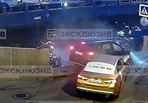 پرت شدن پیرمرد به داخل رودخانه پس از تصادف وحشتناک دو خودرو